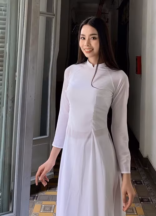 Á hậu 4 Miss Grand Vietnam 2024 Phạm Thị Ánh Vương chia sẻ trên Vietnamnet, bố mẹ cô là nông dân và buôn bán nhỏ lẻ, có 5 người con. Gia đình Ánh Vương từng phải bán hết mọi thứ để cứu chữa cho chị cả bị bệnh tim bẩm sinh. Ảnh: FB Ánh Vương.