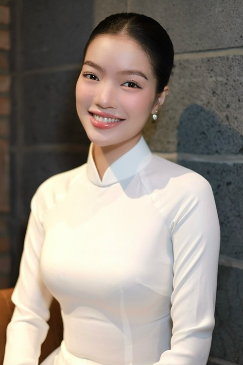 Á hậu 3 Miss Grand Vietnam 2024 Lâm Thị Bích Tuyền chưa tiết lộ về gia thế. Tuy nhiên, cô từng chia sẻ, sau khi học xong lớp 12, cô bị bố mẹ giục lấy chồng. Bích Tuyền cuối cùng cũng thuyết phục được bố mẹ để tiếp tục học. Ảnh: Bích Tuyền.