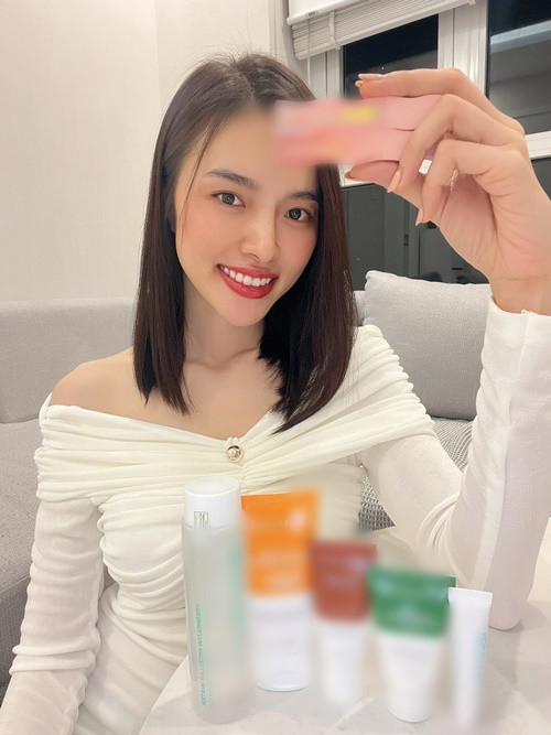 Hạnh Nguyên tự lập từ sớm. 16 tuổi, nàng hậu kiếm tiền bằng cách mở sạp bán trái cây. Sau đó, cô bán mỹ phẩm online, đồ ăn vặt. Ảnh: FB Hạnh Nguyên.