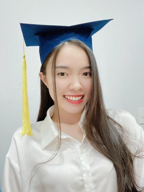 Mẹ của Hạnh Nguyên là giáo viên do đó nàng hậu rất coi trọng việc học. Ảnh: FB Hạnh Nguyên.