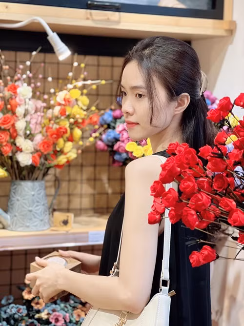 Theo Dân Việt, Á hậu 1 Miss Grand Vietnam 2024 Lê Phan Hạnh Nguyên sống với mẹ từ nhỏ sau khi bố mẹ ly hôn. Ảnh: FB Hạnh Nguyên.