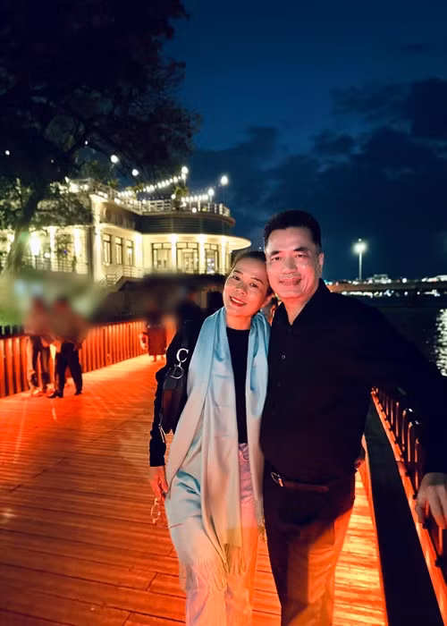  Ca sĩ Mỹ Lệ chia sẻ trong chương trình Đời nghệ sĩ năm 2021, doanh nhân Đức Bình chỉ thích những chân dài để sau này sinh con sẽ cao và đẹp nhưng cuối cùng lại gắn bó với "một bà chân ngắn".