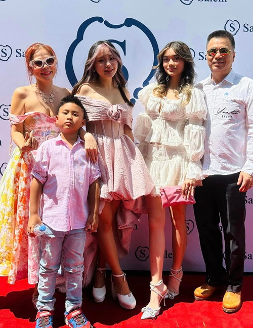 Mỹ Lệ tự nhận cô rất cuồng con nên sẵn sàng hy sinh sự nghiệp ca hát để tập trung cho vai trò làm mẹ. Chồng Mỹ Lệ thường nói đùa rằng nữ ca sĩ “có con quên chồng”.