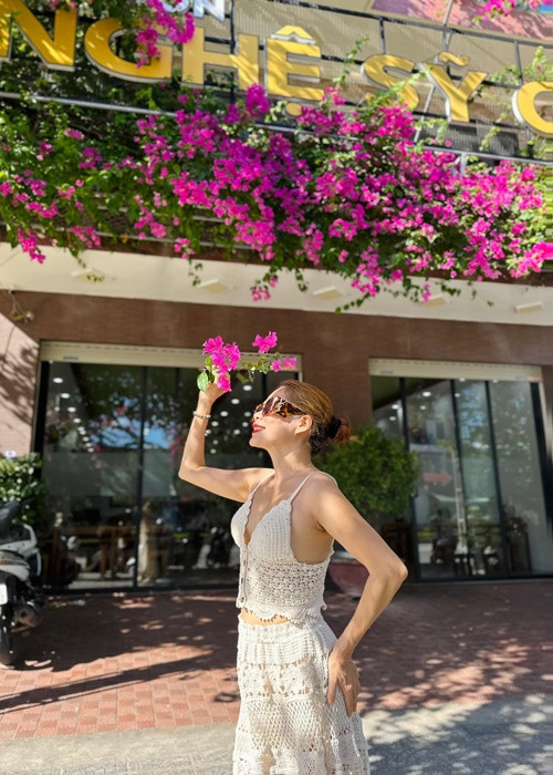 Ở tuổi 52, Mỹ Lệ vẫn trẻ trung, quyến rũ.