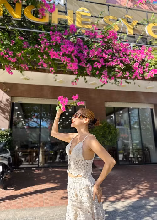 Ở tuổi 52, Mỹ Lệ vẫn trẻ trung, quyến rũ.