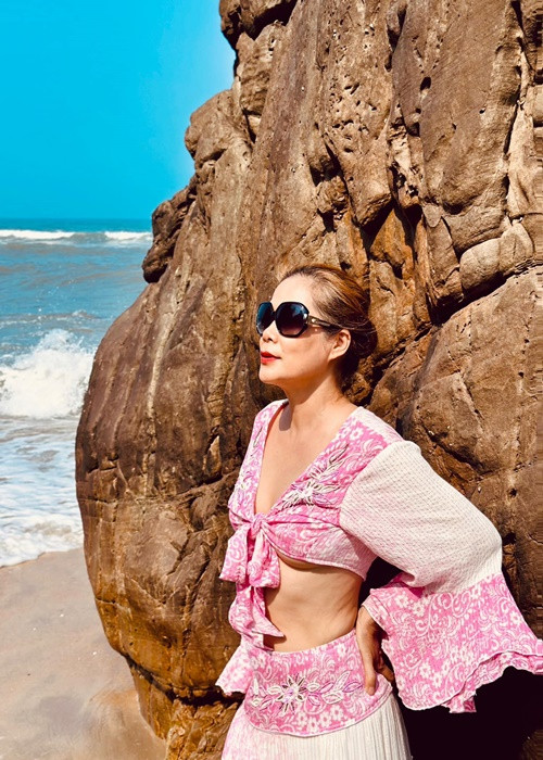 Mỹ Lệ mặc hở eo, khoe vòng một lấp ló.