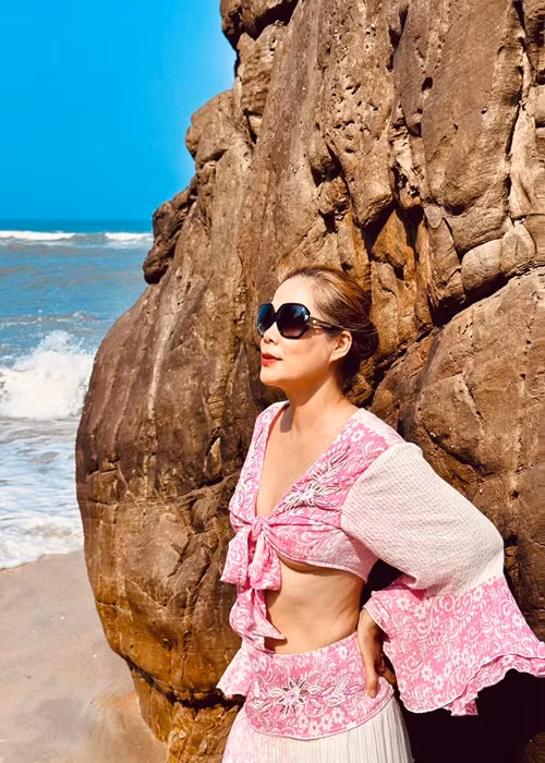 Mỹ Lệ mặc hở eo, khoe vòng một lấp ló.