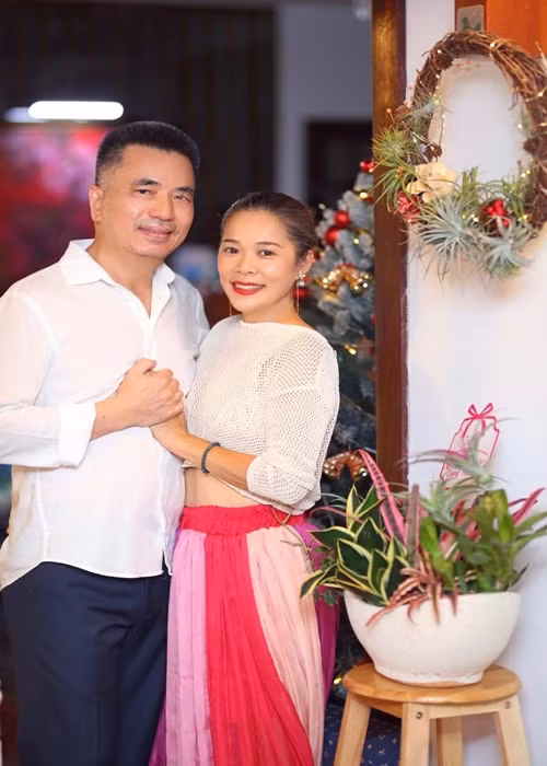 "Tôi luôn nói với ông xã: "Anh huy hoàng hay trắng tay, em đối với anh vẫn thế thôi". Là vợ, tôi ở đằng sau chăm lo gia đình, gắng sức kéo anh lại. Tôi sống rất an nhiên, tận hưởng cuộc sống để anh thấy và dần thay đổi suy nghĩ, ngơi việc lại", Mỹ Lệ tâm sự.