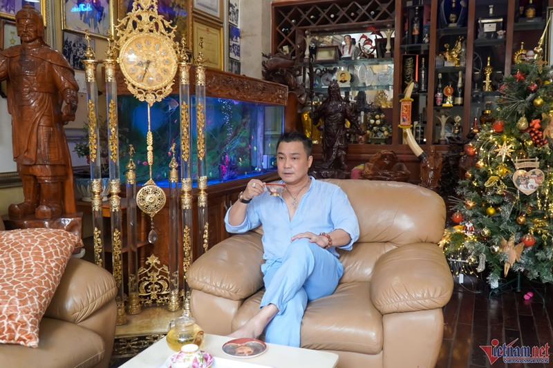 Biệt thự của Lý Hùng tại TP HCM gồm một trệt và 2 lầu, sân thượng, với tổng diện tích sàn là 700 m2. Nam diễn viên dọn về sống từ đầu năm 2017. Ảnh: Vietnamnet.