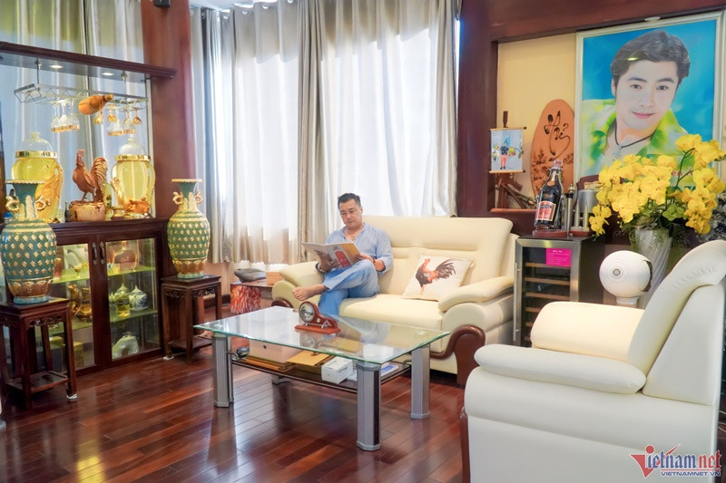 Lý Hùng có cuộc sống thảnh thơi trong biệt thự. Anh chia sẻ trên Vietnamnet, khi rảnh rỗi, anh xem phim, nghe nhạc. Ảnh: Vietnamnet.