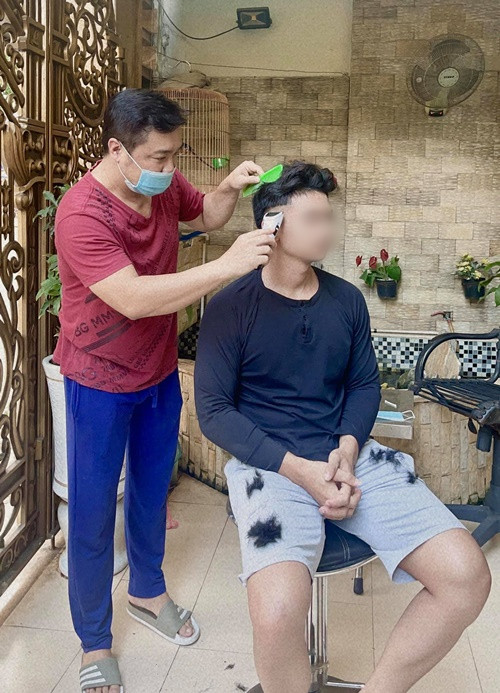 Nam diễn viên từng gây chú ý khi cắt tóc cho người thân tại nhà. Ảnh: FB Lý Hùng.