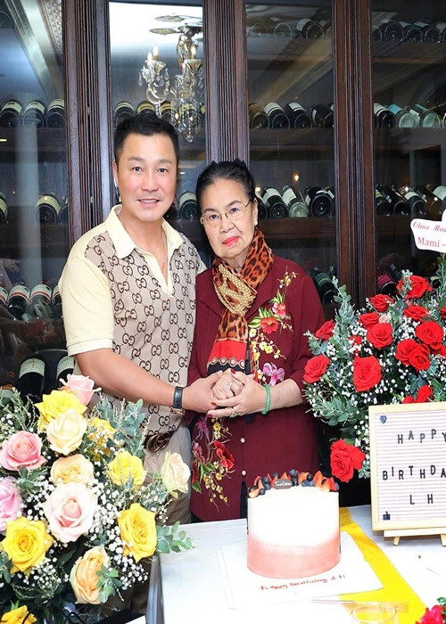 Nam diễn viên đón sinh nhật bên mẹ trong biệt thự. Ảnh: FB Lý Hùng.