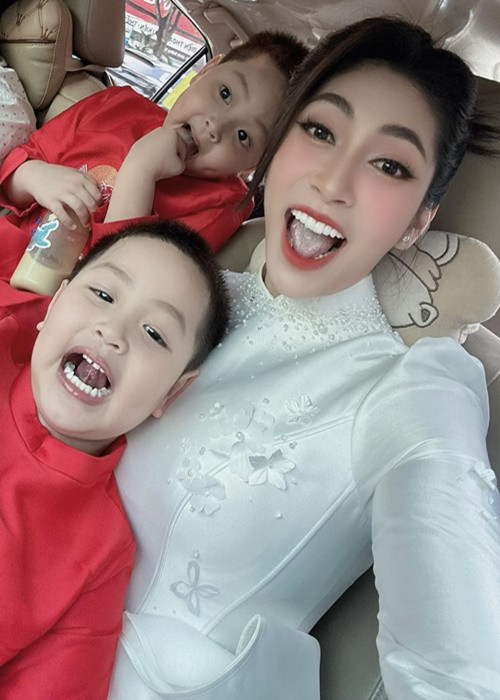 "Khoản tiền này, chồng cũ của tôi sẽ nộp qua đơn vị thi hành án, chứ tôi không gặp trực tiếp để nhận. Lúc nào rảnh, tôi mới đi nhận tiền. Khoản tiền này, tôi để sổ tiết kiệm cho con sau này chứ hiện tại, không dùng tới. Với thu nhập hiện tại, tôi dư sức nuôi con", nàng hậu chia sẻ trên Phụ Nữ Việt Nam.