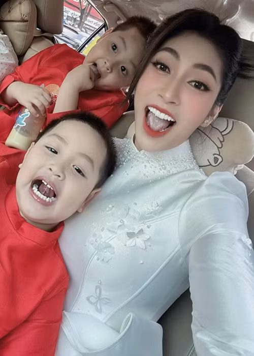 "Khoản tiền này, chồng cũ của tôi sẽ nộp qua đơn vị thi hành án, chứ tôi không gặp trực tiếp để nhận. Lúc nào rảnh, tôi mới đi nhận tiền. Khoản tiền này, tôi để sổ tiết kiệm cho con sau này chứ hiện tại, không dùng tới. Với thu nhập hiện tại, tôi dư sức nuôi con", nàng hậu chia sẻ trên Phụ Nữ Việt Nam.