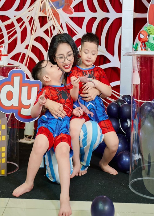 “Sinh nhật năm nay là mẹ làm theo ý kiến của hai con, cho hai con lựa chọn chủ đề yêu thích. Dù hai con đang bệnh nhưng mẹ thấy hai con vui mẹ hạnh phúc lắm”, Thu Thảo chia sẻ.