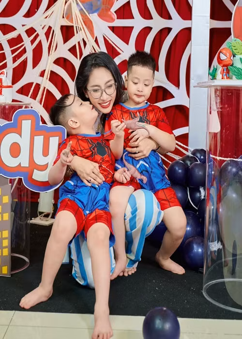 “Sinh nhật năm nay là mẹ làm theo ý kiến của hai con, cho hai con lựa chọn chủ đề yêu thích. Dù hai con đang bệnh nhưng mẹ thấy hai con vui mẹ hạnh phúc lắm”, Thu Thảo chia sẻ.