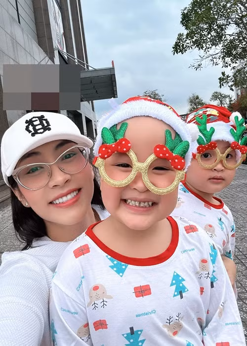 Nàng hậu cung cấp số điện thoại của cô giáo hai con cho chồng cũ. "Nếu anh muốn gặp con thì liên lạc với cô giáo", Thu Thảo cho biết.