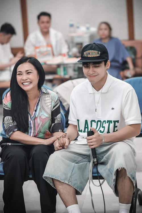 Phương Thanh vui vẻ nắm chặt tay đàn em.