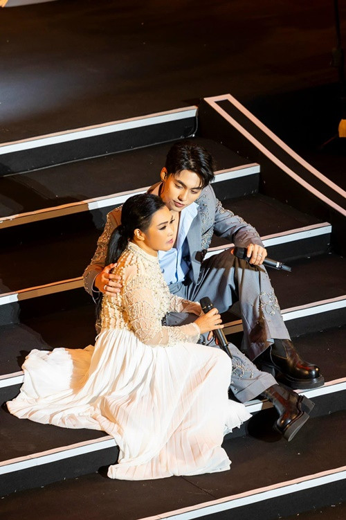 Sau liveshow, Phương Thanh khoe được đàn em tặng hoa và thiệp viết tay nhân dịp sinh nhật.