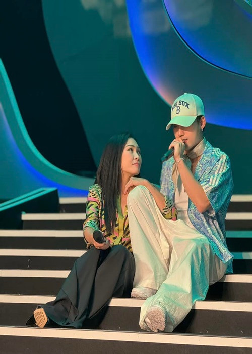 Chị Chanh và MONO diễn tập những cảnh tình cảm.