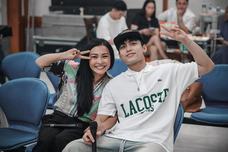 Trong buổi tập luyện, hai nghệ sĩ tỏ ra khá thân thiết.