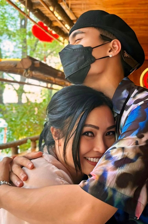 Mới đây, trên trang cá nhân, ca sĩ Phương Thanh khoe một số hình ảnh bên MONO.