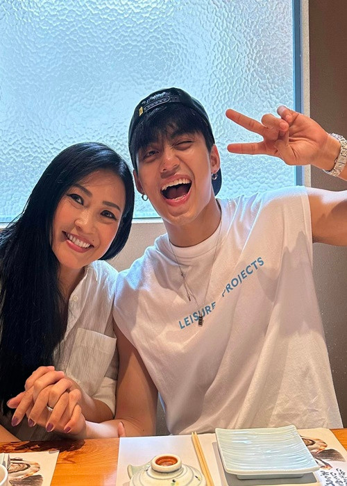 Sau chia sẻ khiến dư luận xôn xao, Phương Thanh nói thêm: “Phương Thanh chúc MONO kỷ niệm 2 năm ngày ra mắt với khán giả 7/8/2022 và 7/8/2024. Rồi Phương Thanh đăng hình trong liveshow thôi mà. Phương Thanh có nói gì thêm nữa đâu, sao rùm beng dữ vậy trời. MONO vẫn của riêng mọi người nha. Ngủ một giấc dậy Phương Thanh tá hoả luôn”.