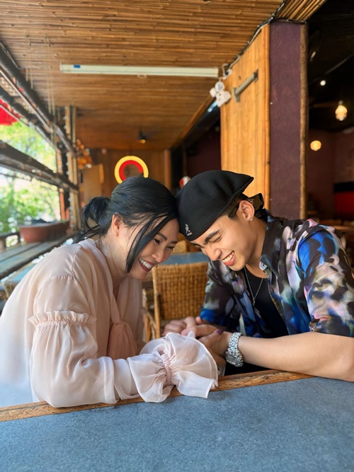 Cô viết: "Nguyễn Việt Hoàng ra mắt khán giả 2 năm showbiz với cái tên MONO. Chúc MONO hành trình sắp tới thành công rực rỡ”.