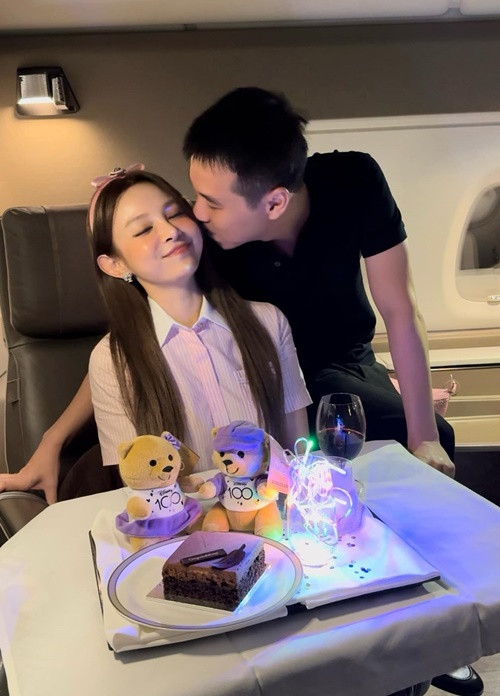 Hơn 10 năm kết hôn, cả hai vẫn dành cho nhau những cử chỉ ngọt ngào như ngày mới yêu. Ảnh: FB Huyền Baby.