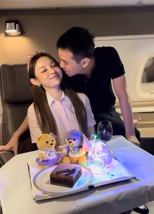 Hơn 10 năm kết hôn, cả hai vẫn dành cho nhau những cử chỉ ngọt ngào như ngày mới yêu. Ảnh: FB Huyền Baby.