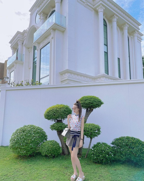 Không chỉ tổ ấm hạnh phúc, Huyền Baby còn có cuộc sống sang chảnh. Cô ở biệt thự trăm tỷ, đi xe sang, du lịch xa xỉ. Ảnh: Vietnamnet.