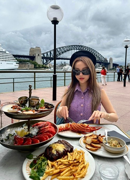 Bà mẹ hai con được xem là "phú bà" của showbiz Việt. Ảnh: Instagram Huyền Baby.