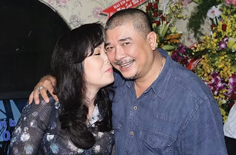 Lê Tuấn Anh và Hồng Vân không ngại tình tứ, thường xuyên dành cho nhau lời có cánh trên mạng xã hội dù đã lên chức ông bà. Ảnh: Nhịp Sống Việt.