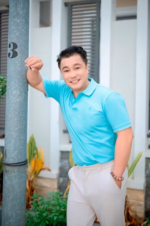 Tháng 7/2023, rộ tin đồn Lý Hùng lấy vợ. Nhanh chóng, nam diễn viên phủ nhận. "Không có chuyện đó đâu. Tôi xưa nay vốn là người kín tiếng. Tôi không kết hôn và cũng không có bạn gái. Tôi hiện giờ sống vui vẻ lạc quan cùng mẹ và anh em, gia đình. Sống thế này với tôi là tốt rồi. Lúc nào tôi lên xe hoa nhất định tôi sẽ báo cho báo chí và khán giả", Người Lao Động lẫn lời Lý Hùng. Ảnh: FB Lý Hùng.