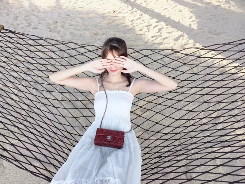 Trong những chuyến đi biển, Thu Thảo lựa chọn váy áo gợi cảm vừa đủ.