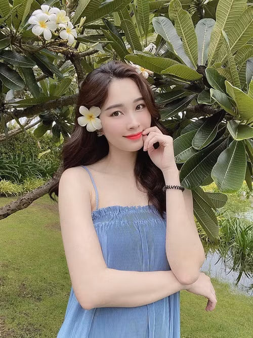 Thu Thảo thường xuyên diện váy áo hai dây dáng suông.