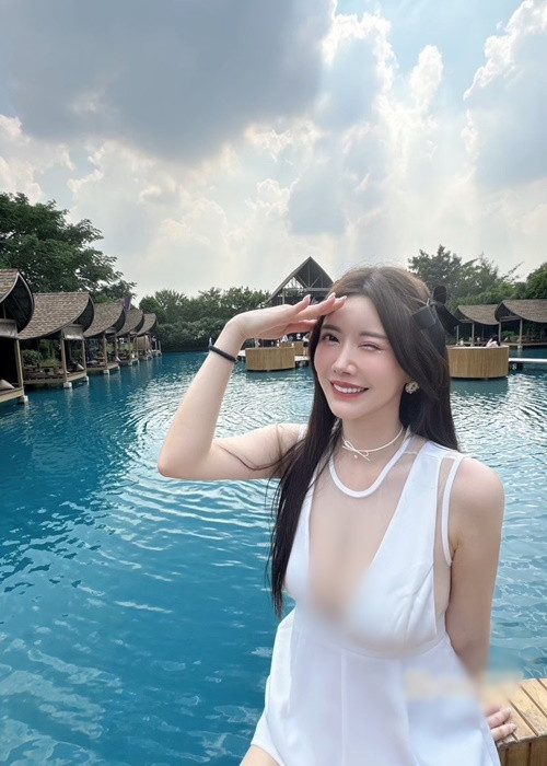 Diêu Thái Thần từng tham gia đội cổ vũ chuyên nghiệp Formosa Sexy ở Đài Loan. Đây là đội cổ vũ độc quyền cho Giải bóng rổ chuyên nghiệp Đông Nam Á.