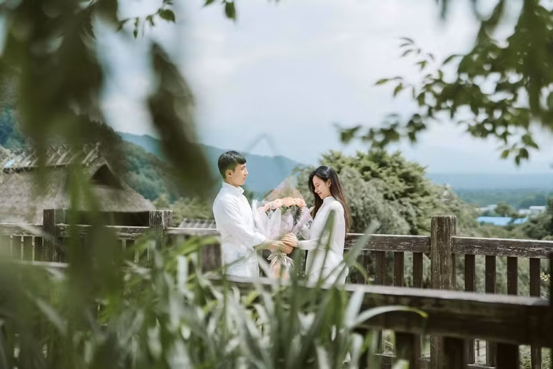 Thiếu gia nhựa Duy Tân tặng hoa cho vợ trong một chuyến du lịch.