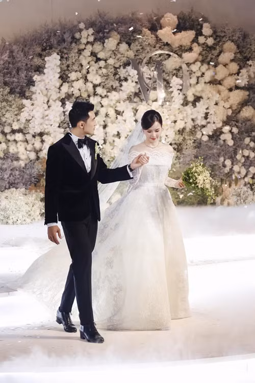 Nhiều cư dân mạng nhận xét chồng kém tuổi rất si mê Midu qua chi tiết anh luôn đắm đuối nhìn vợ.