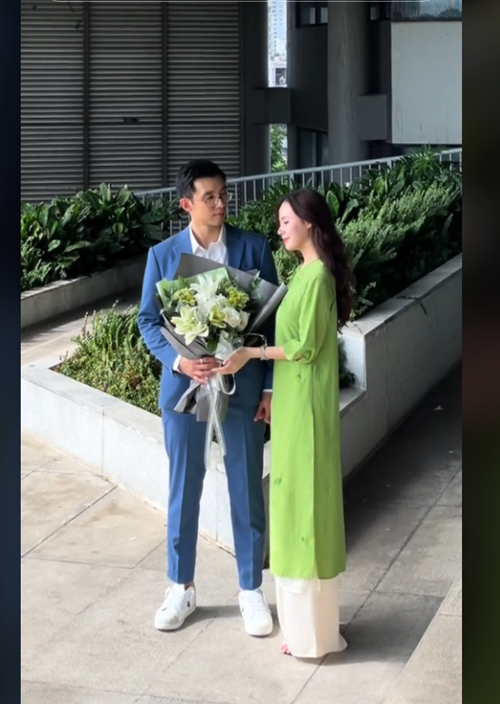 Nữ diễn viên đăng tải clip hướng dẫn bạn đời tạo dáng.