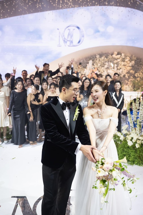 Minh Đạt kém Midu 1 tuổi, điển trai, phong độ.