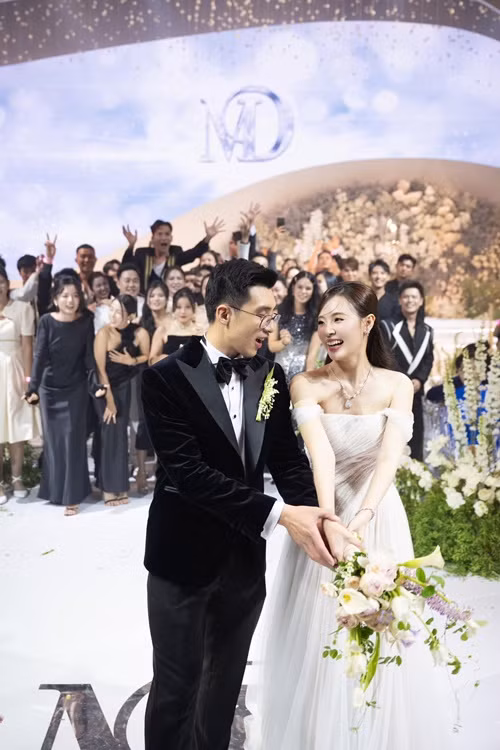 Minh Đạt kém Midu 1 tuổi, điển trai, phong độ.