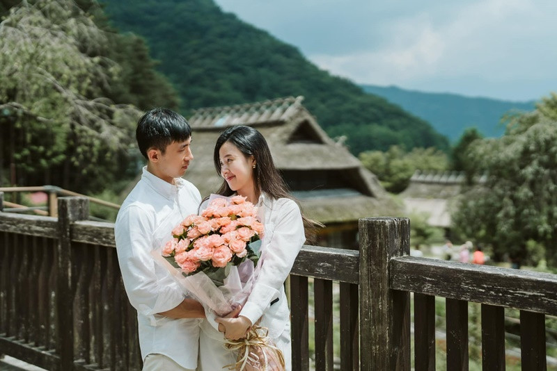 "Ảnh có tạo 1 dáng duy nhất thôi, là đứng ngắm nhìn chị, 10 tấm như 1", một cư dân mạng bình luận dưới một bài đăng của Midu.