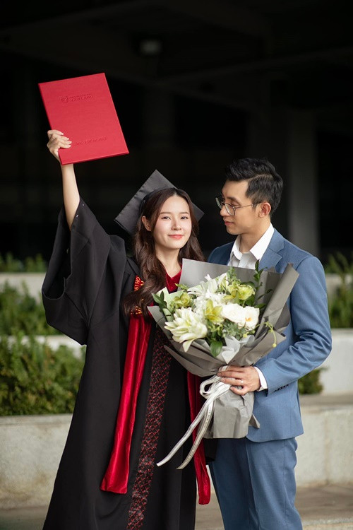 Vẫn là ánh mắt của chồng Midu dành cho vợ khiến nhiều người phải ghen tỵ.