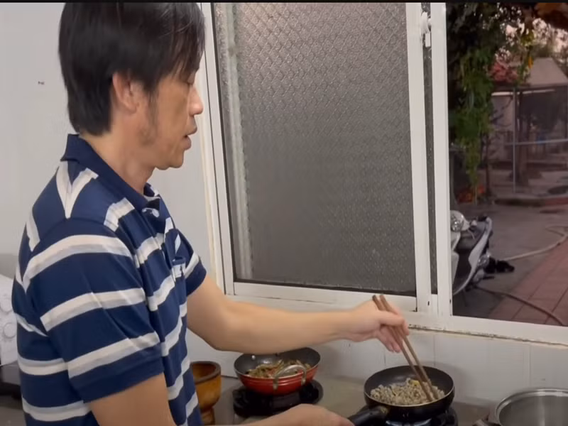Nam nghệ sĩ hài chế biến các món ăn từ ao, vườn cây. Ảnh: Youtube Hoài Linh.