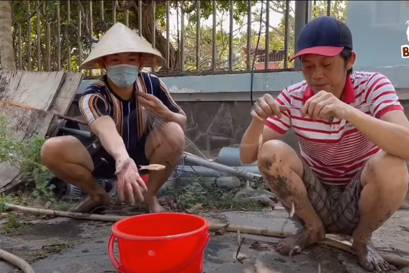 Nam diễn viên hài còn tự tay thu hoạch cá tôm trong ao. Ảnh: Youtube Hoài Linh.