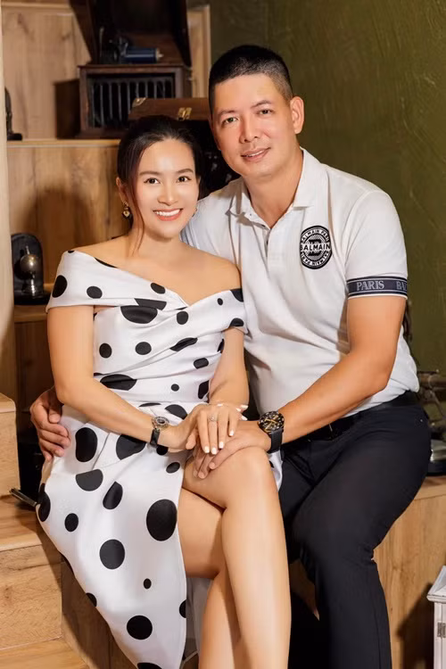 Kết hôn được 16 năm, tình cảm của vợ chồng Bình Minh không phai nhạt mà lại càng mặn nồng theo năm tháng. Ảnh: FB Anh Thơ.