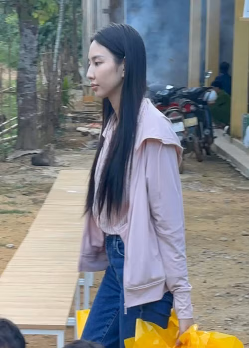 Sau khi kết nhiệm kỳ, Thùy Tiên vẫn tích cực tham gia các hoạt động từ thiện. Ảnh: FB Thùy Tiên.