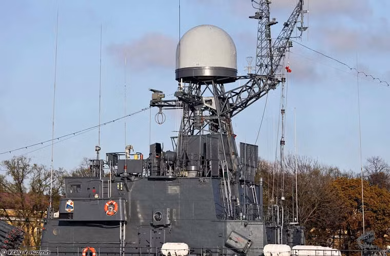 Ảnh thượng tầng và cột buồm chính lắp radar của tàu săn ngầm Urengoy (304). Lớp tàu này được trang bị hệ thống radar cảnh giới trên không STRUT CURVE có tầm trinh sát phát hiện máy bay 110km ở độ cao 5.000m hoặc 40km với mục tiêu bay thấp như tên lửa hành trình.