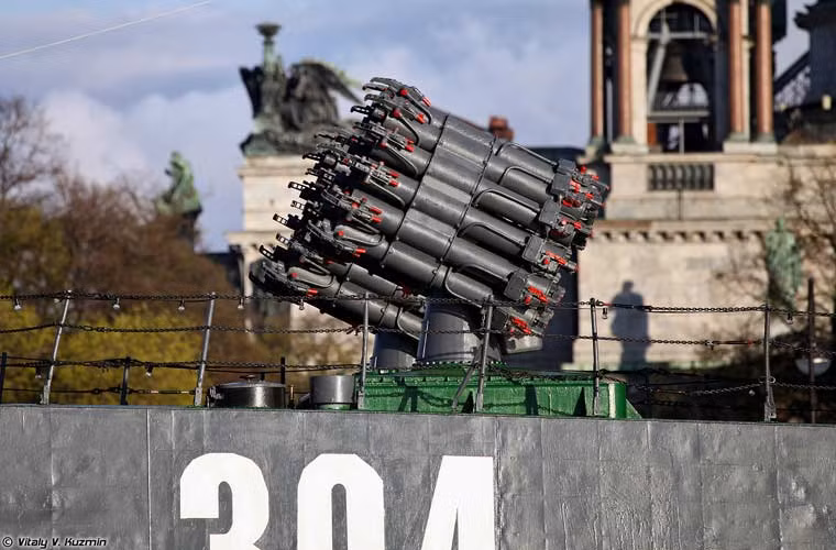 Một trong hai hỏa lực săn ngầm chính của tàu là hai bệ phóng bom chống ngầm RBU-6000 chuyên đánh tàu ngầm, đánh chặn ngư lôi, tiêu diệt người nhái. Các quả bom RGB-60 đạt tầm bắn 350m tới 6.000m, xuyên sâu xuống mặt nước 500m.